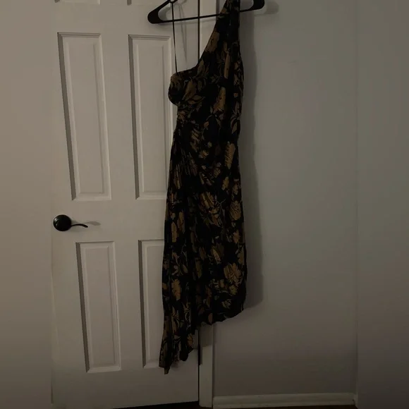 Elegant Black and Gold Floral One-Shoulder Dress - Picture 5 of 10